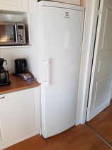 Keittiöstä löytyy jääkaappi (ilman pakastinta)