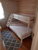 2. makuuhuone, kerrossänky jossa alempi vuode leveämpi