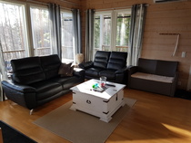 Olohuoneessa sohvat ja tv, sekä takka