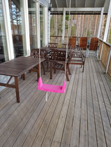 Mökin terassilla grilli ja 3 pöytäryhmää